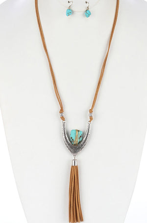 Long necklace with tassels
