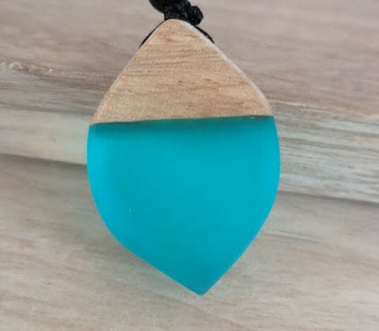 necklace resin and wood