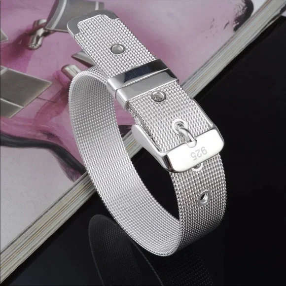 Belt style silver bracelet