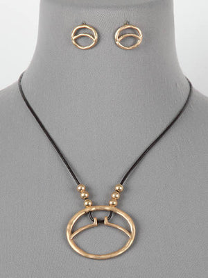 OVAL RING LEATHER NECKLACE AND EARRING SET