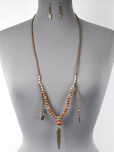 NECKLACE AND EARRINGS SET WITH FEATHERS, WOODEN BEADS ON BRAIDED CORD